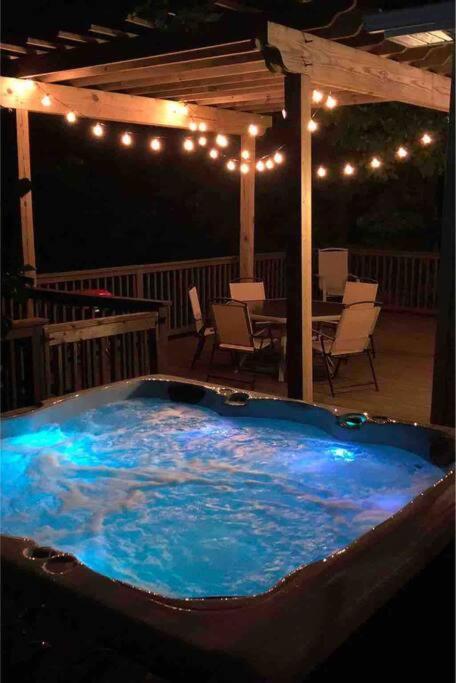 Driftwood Cottage With Hot Tub On Lake Cumberland Russell Springs Exterior foto